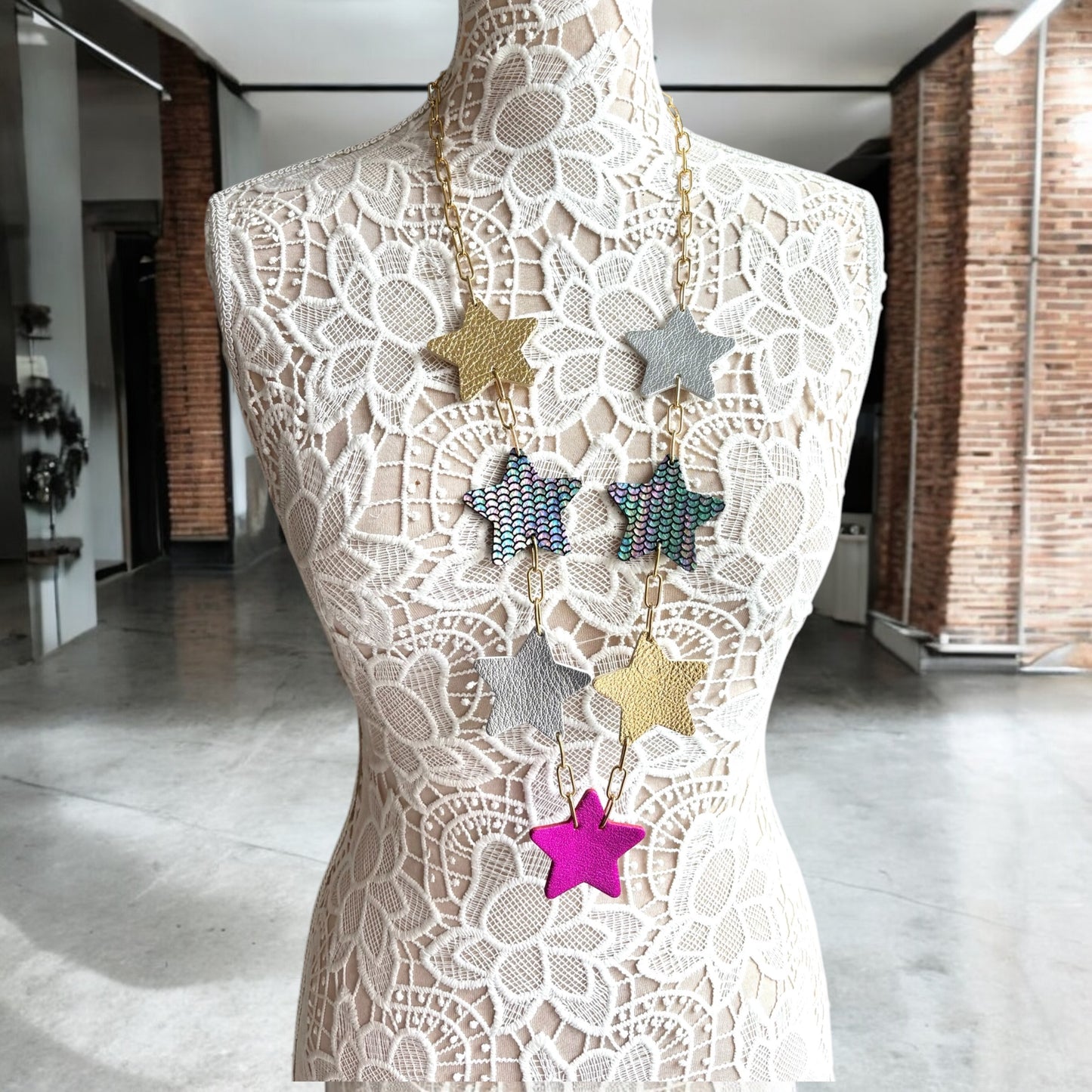 LEATHER STARS NECKLACE