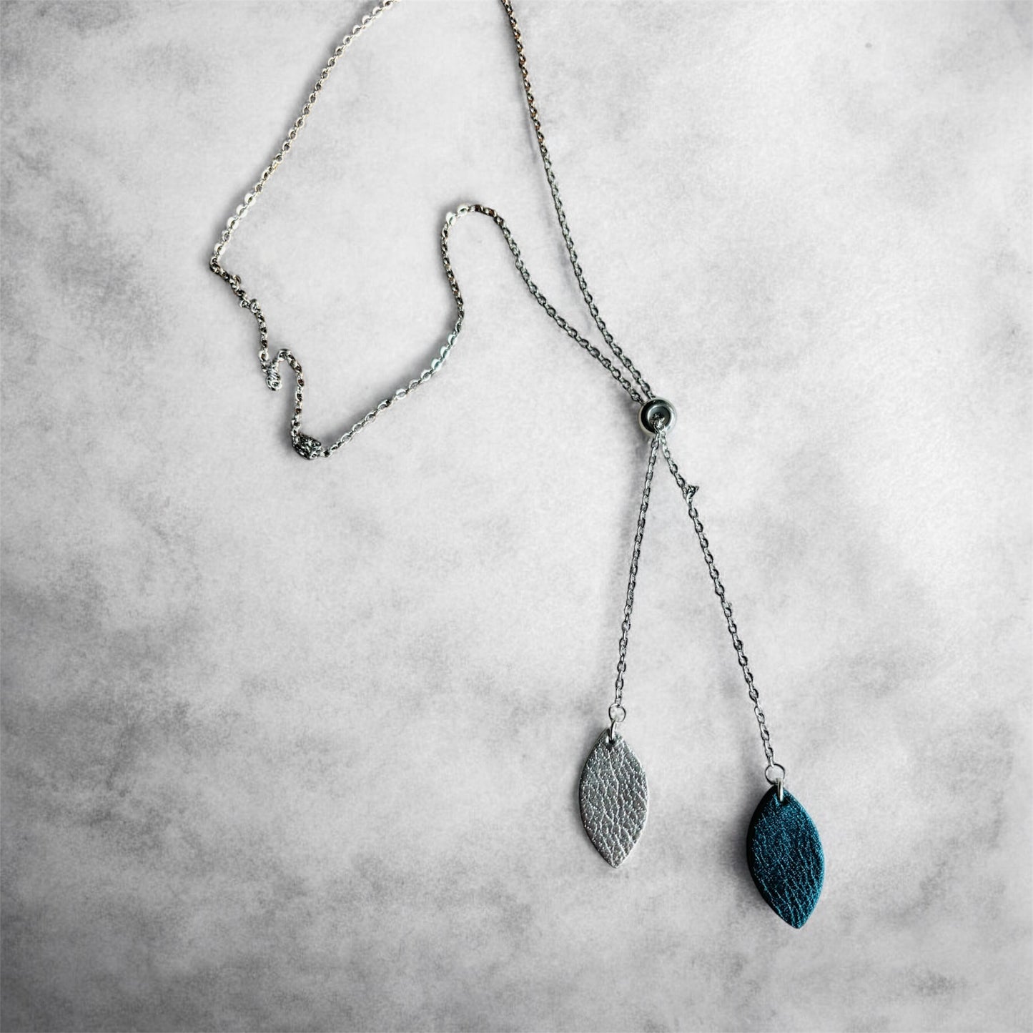 SLIDER LEATHER PETALS NECKLACE