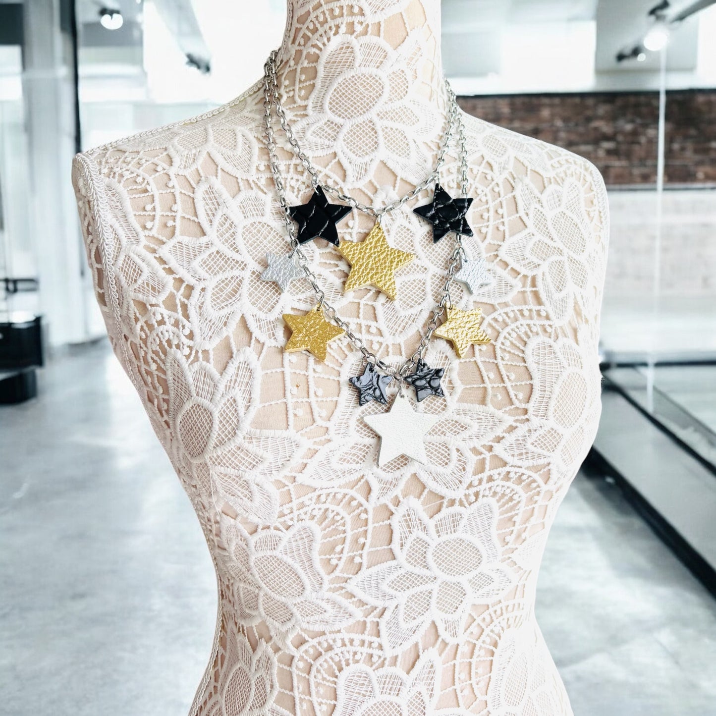 LEATHER STARS NECKLACE