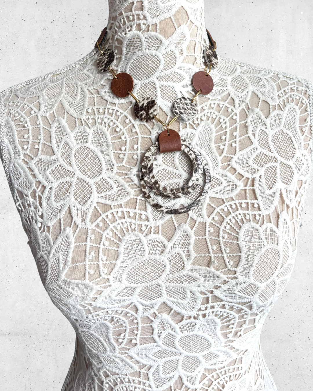 LEATHER CIRCLES NECKLACE