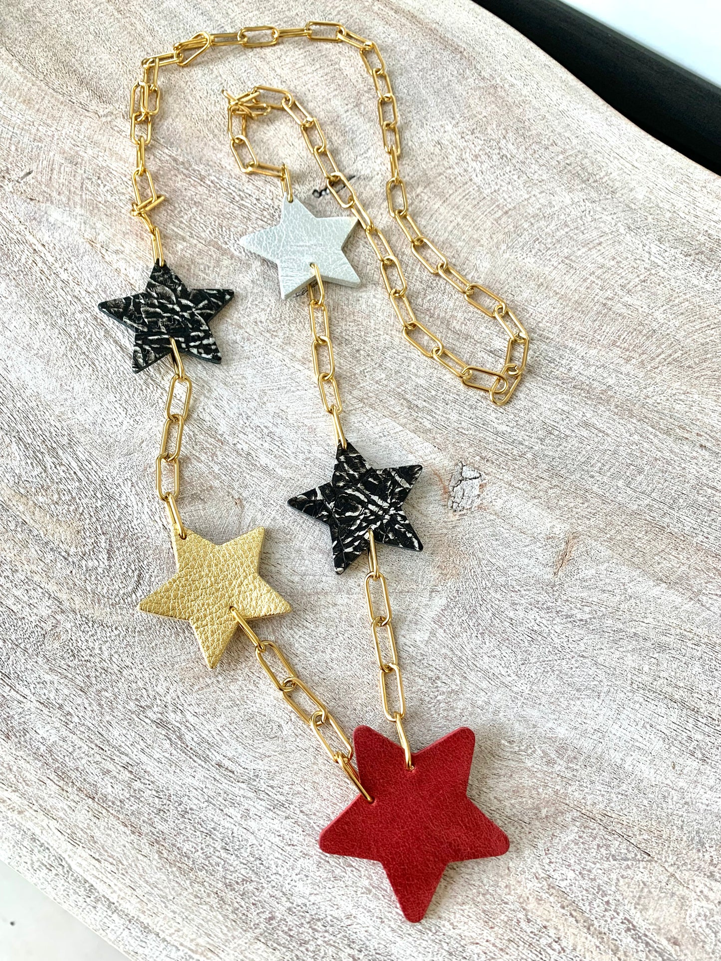 LEATHER STARS NECKLACE