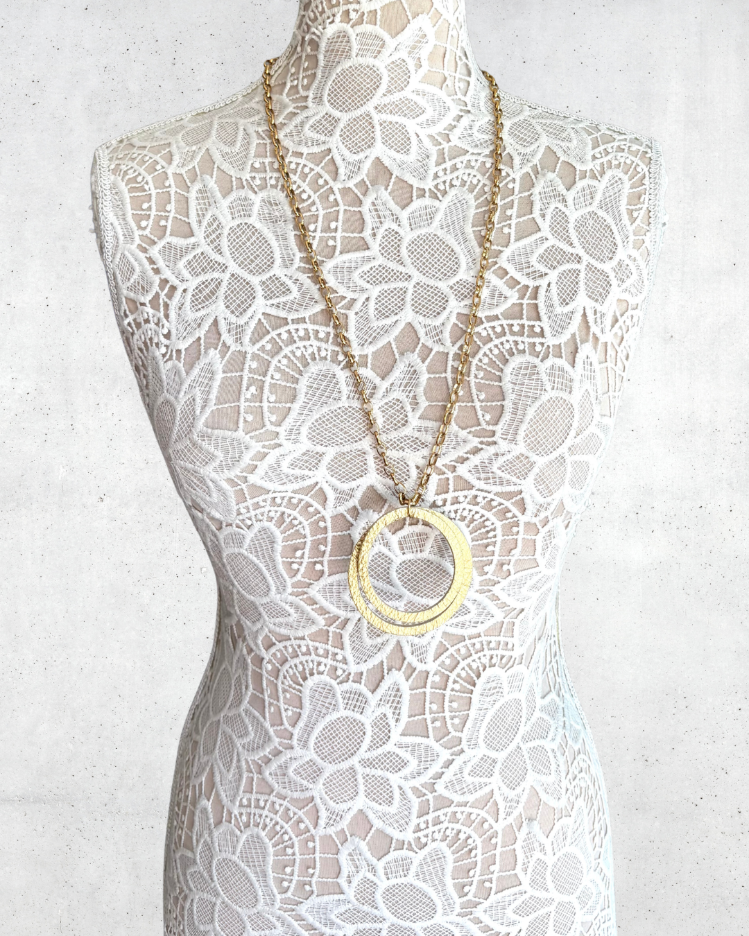 LEATHER CIRCLES NECKLACE