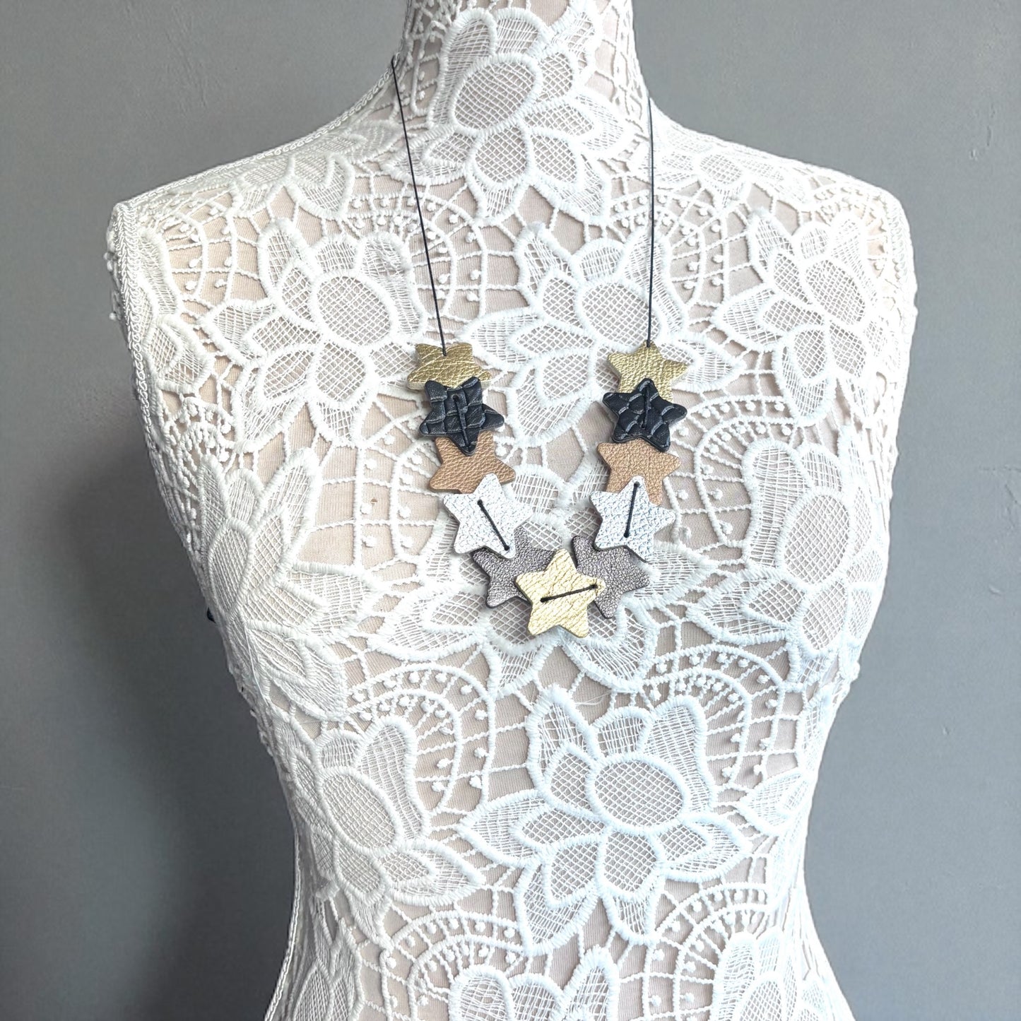 LEATHER STARS NECKLACE