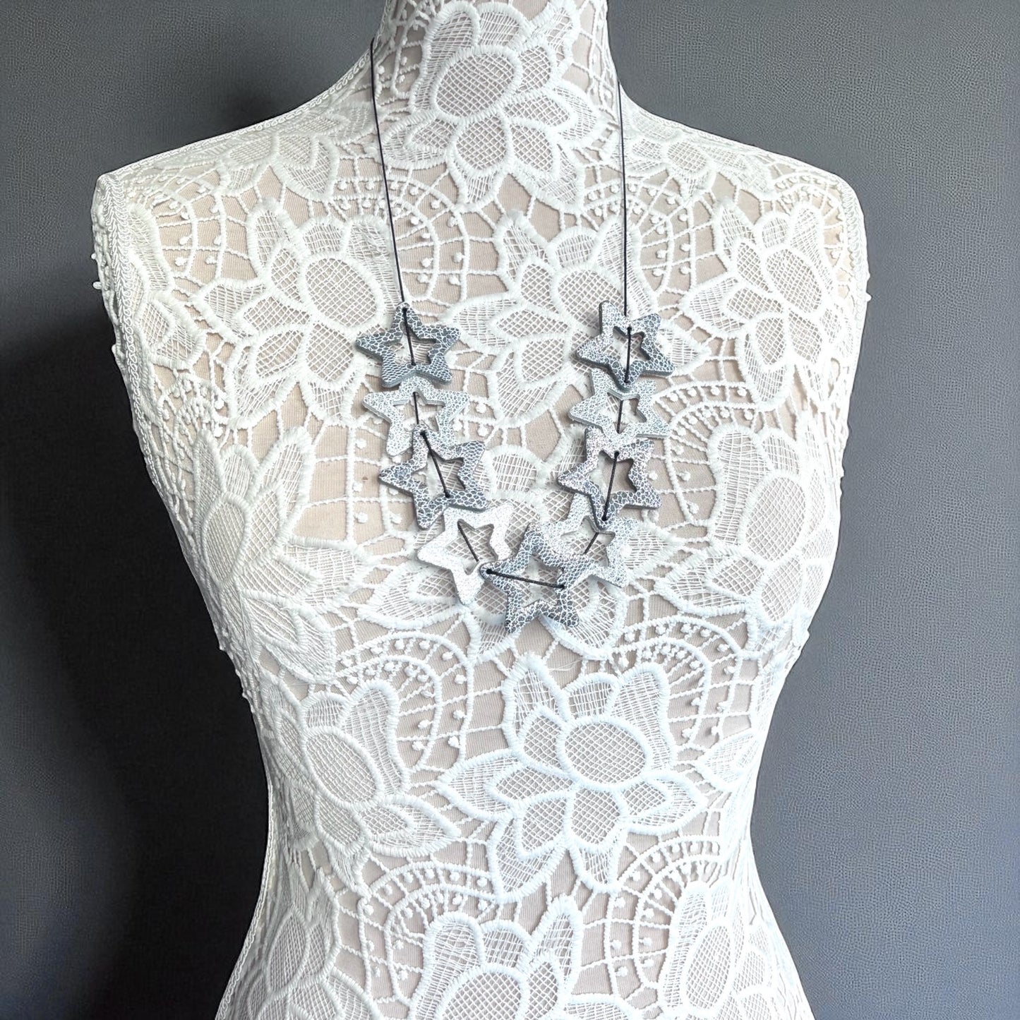 LEATHER STARS NECKLACE