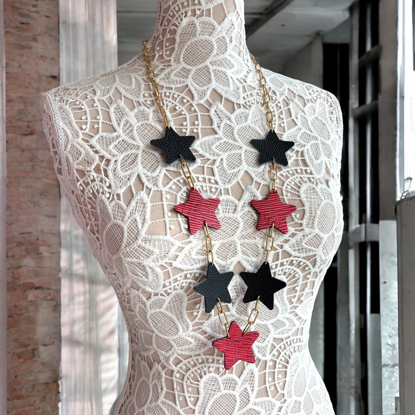 LEATHER STARS NECKLACE