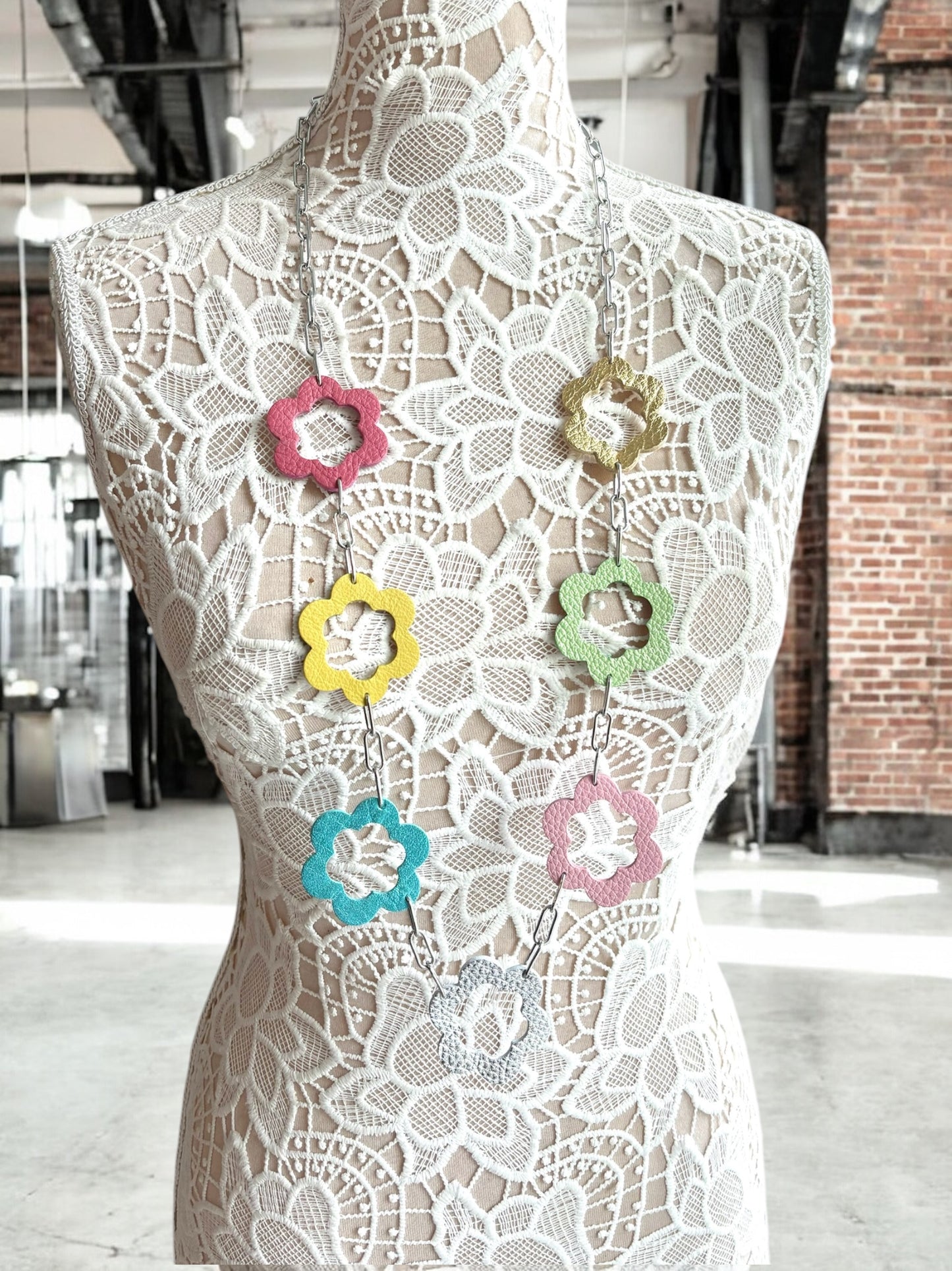 LEATHER FLOWERS NECKLACE