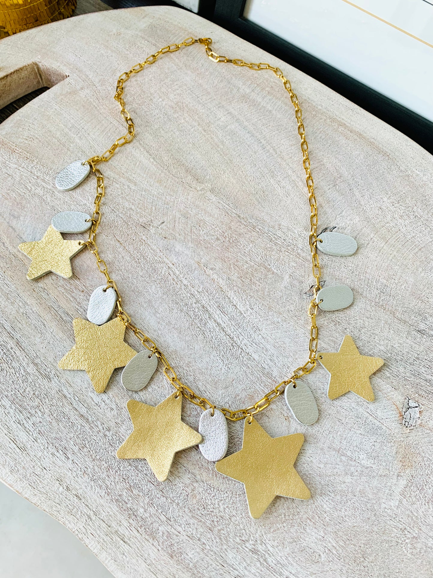 LEATHER STARS NECKLACE