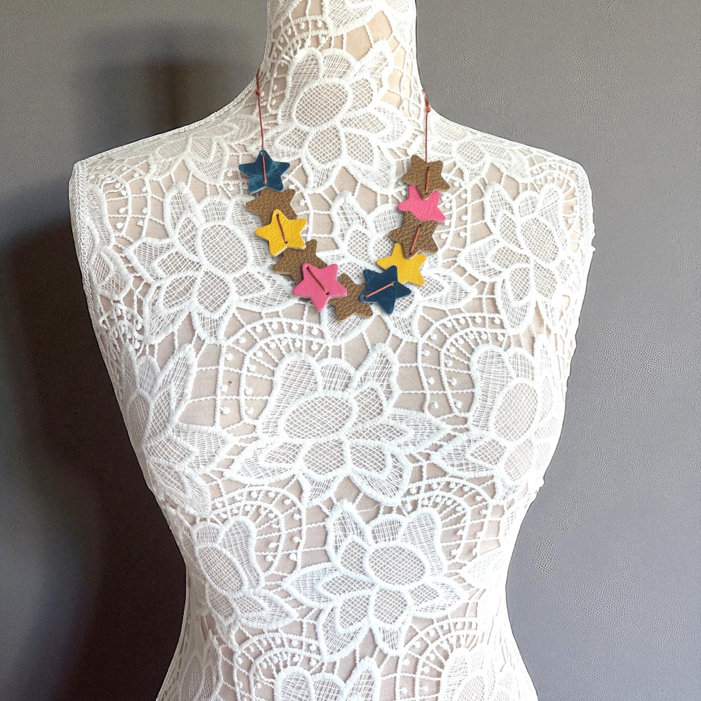 LEATHER STARS NECKLACE