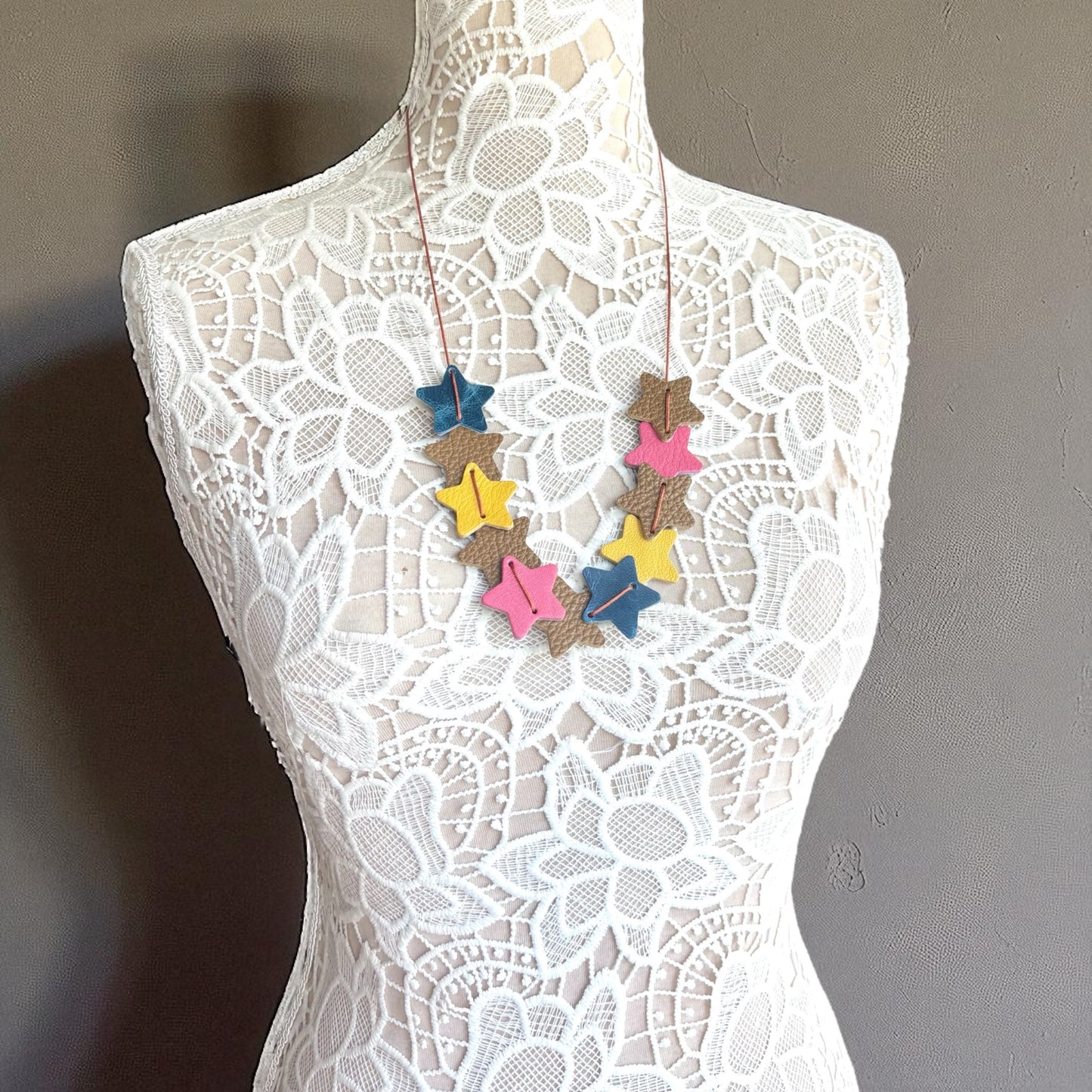 LEATHER STARS NECKLACE