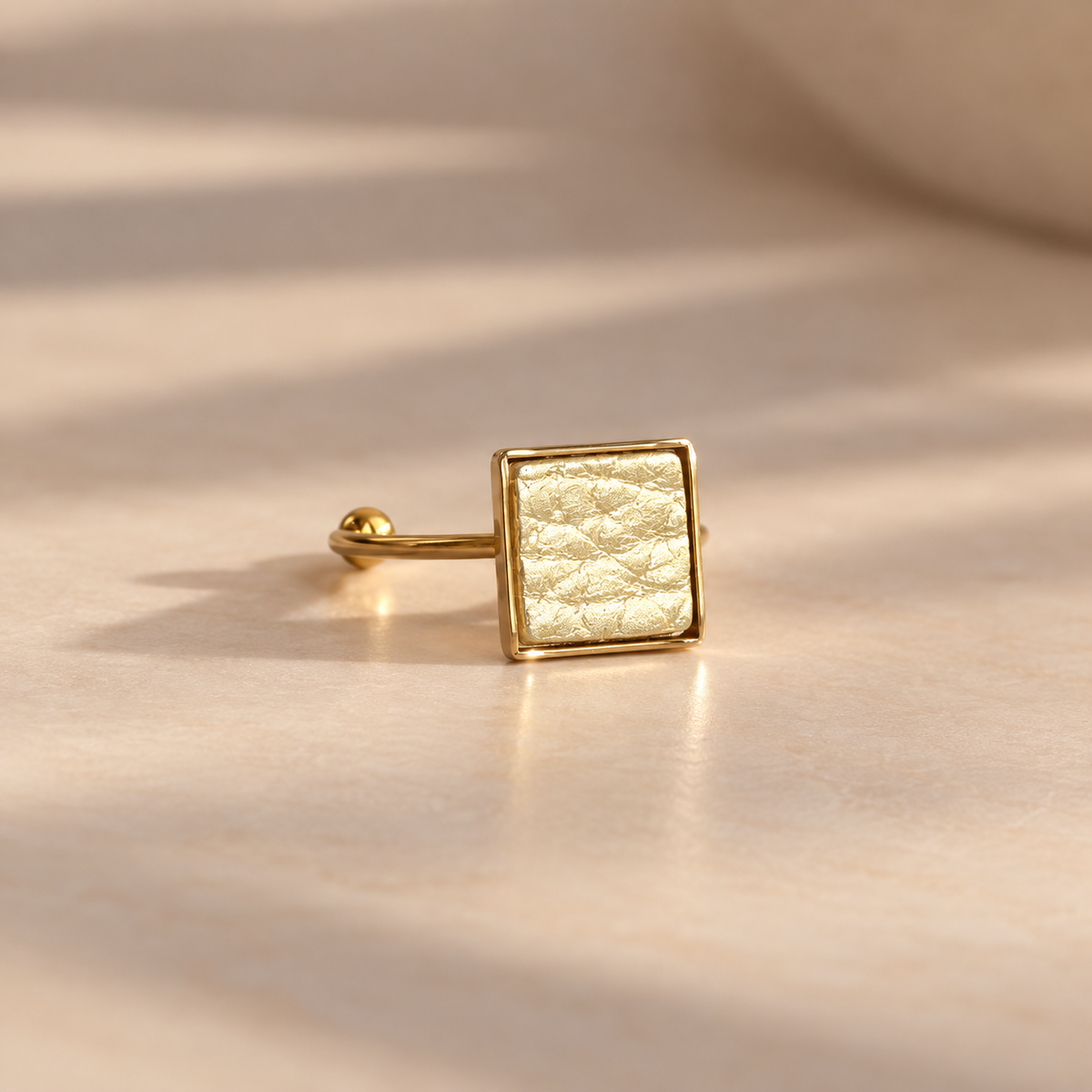 SMALL SQUARE LEATHER RING