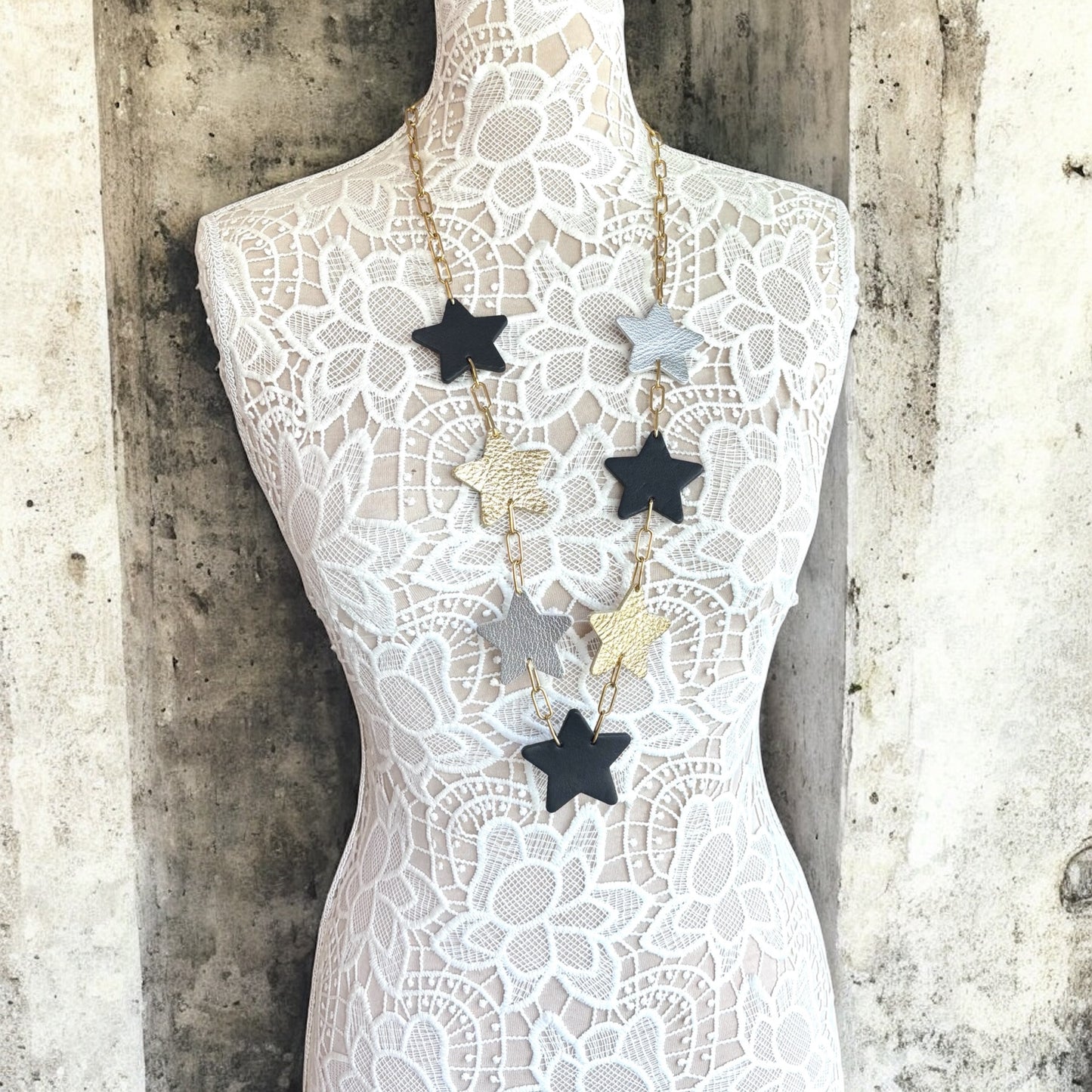 LEATHER STARS NECKLACE