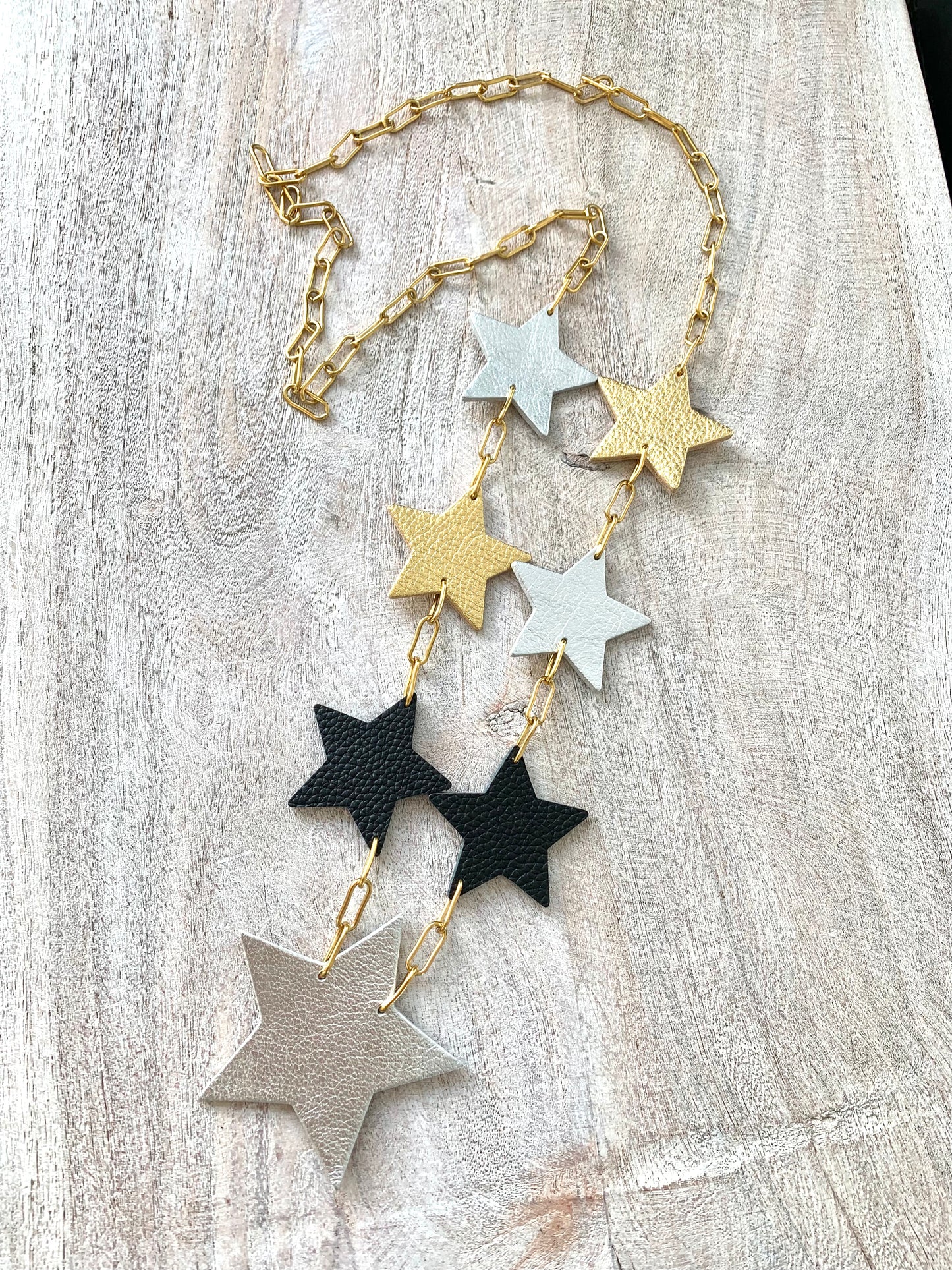 LEATHER STARS NECKLACE