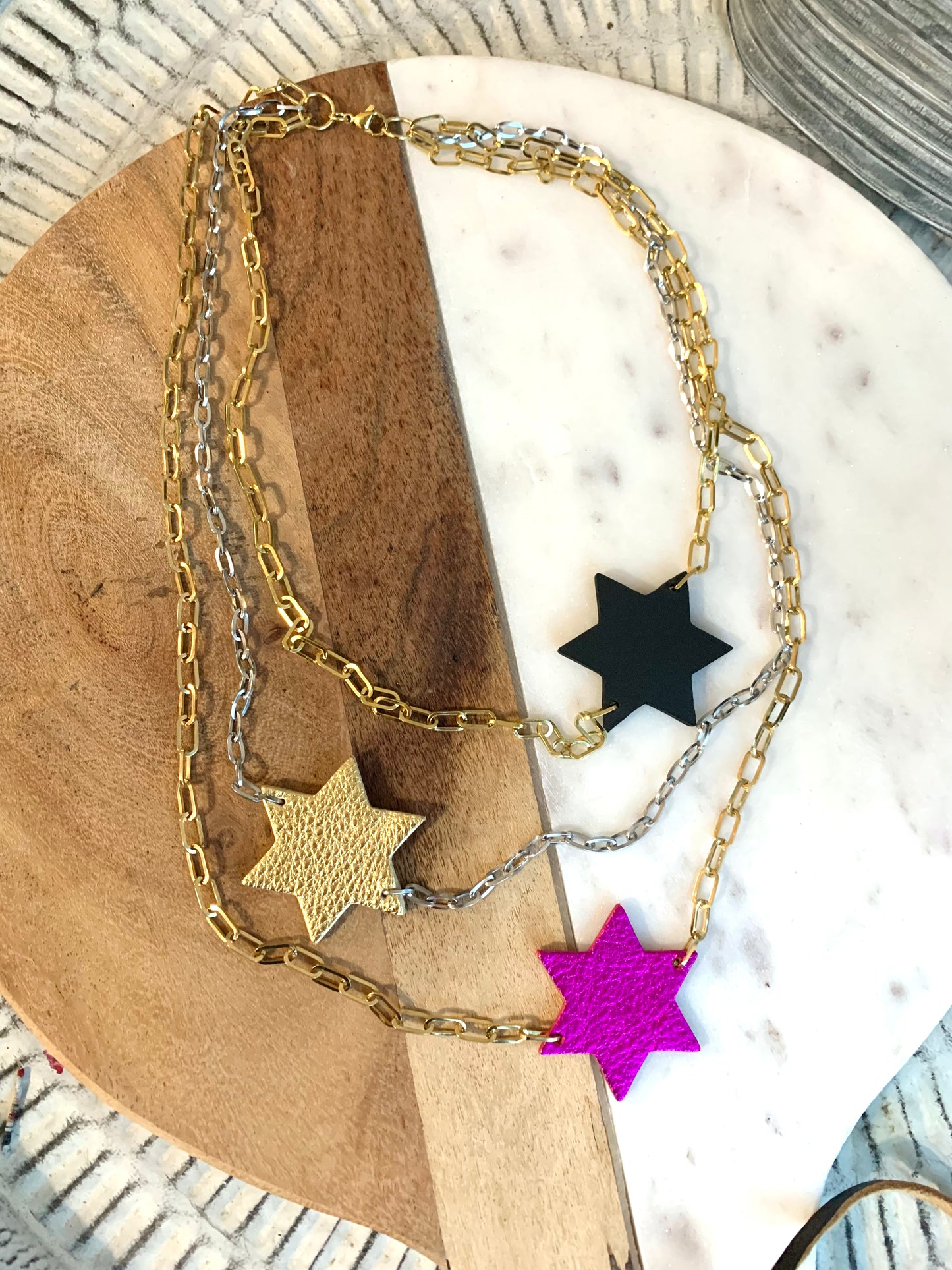 LEATHER STARS NECKLACE