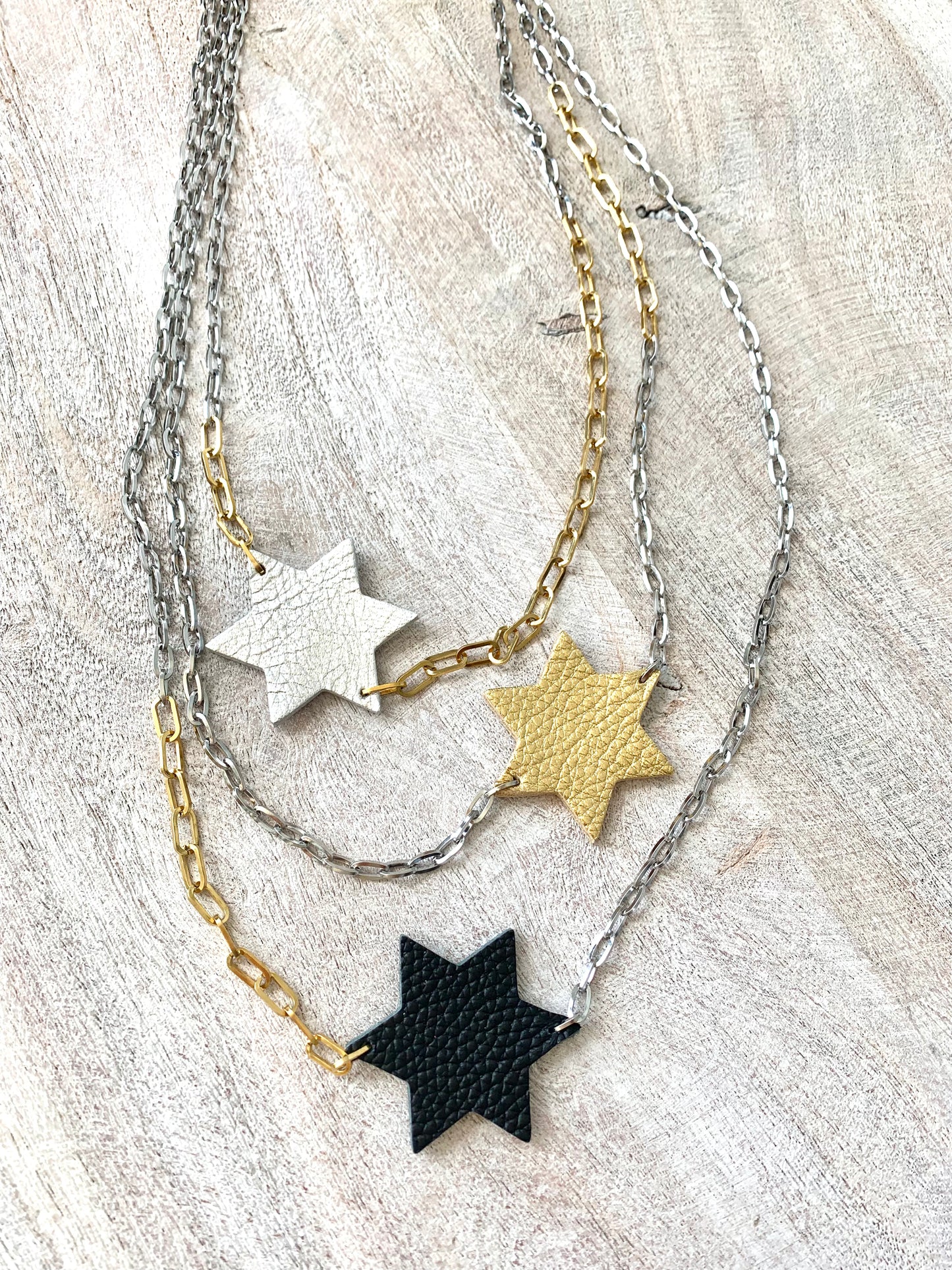 LEATHER STARS NECKLACE