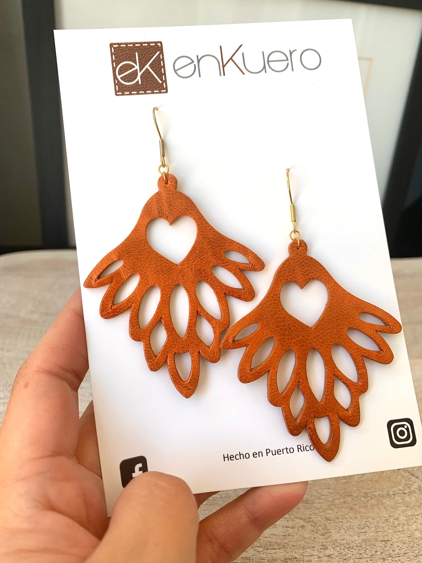 CUTOUT HEART EARRINGS