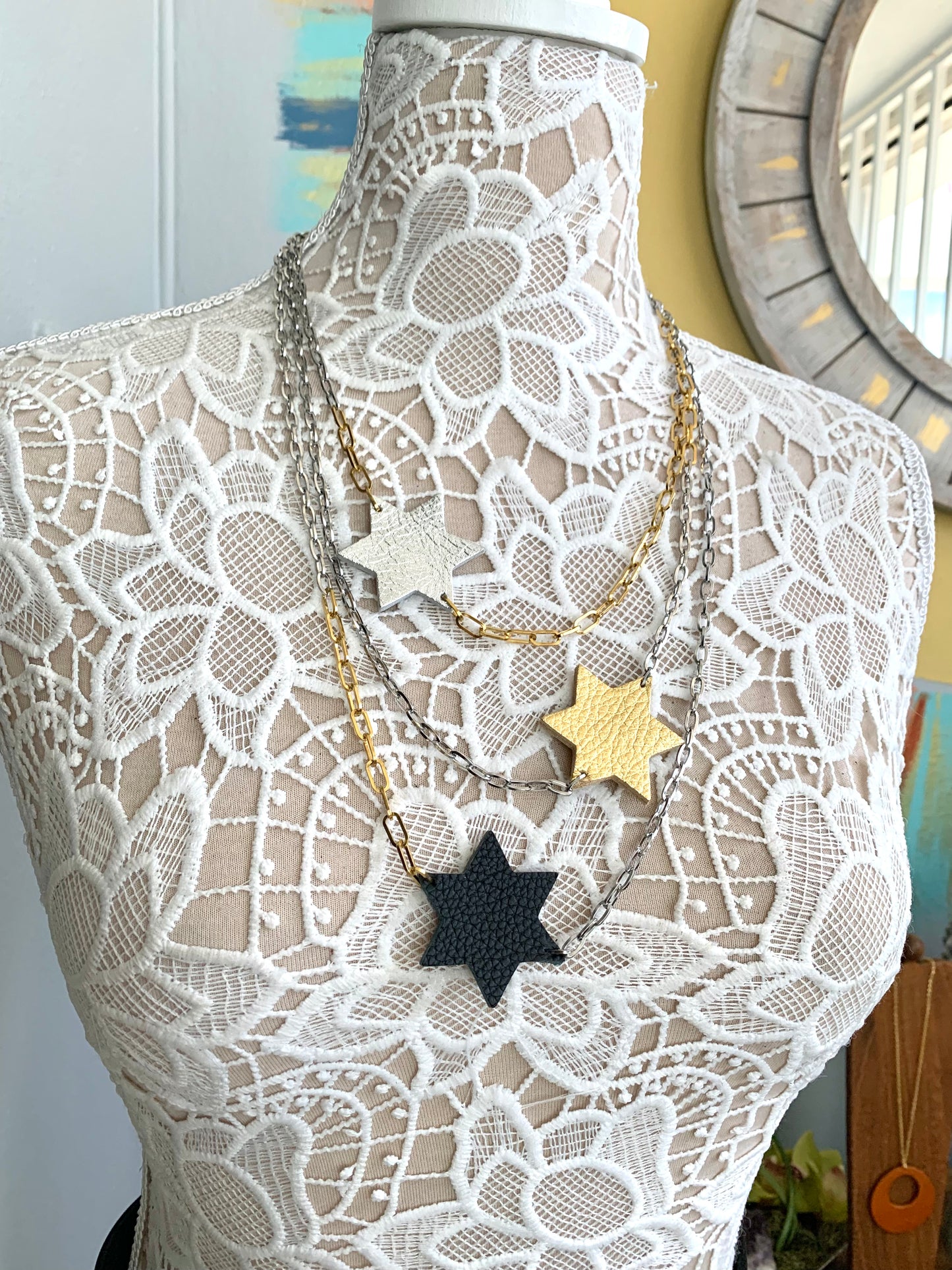 LEATHER STARS NECKLACE