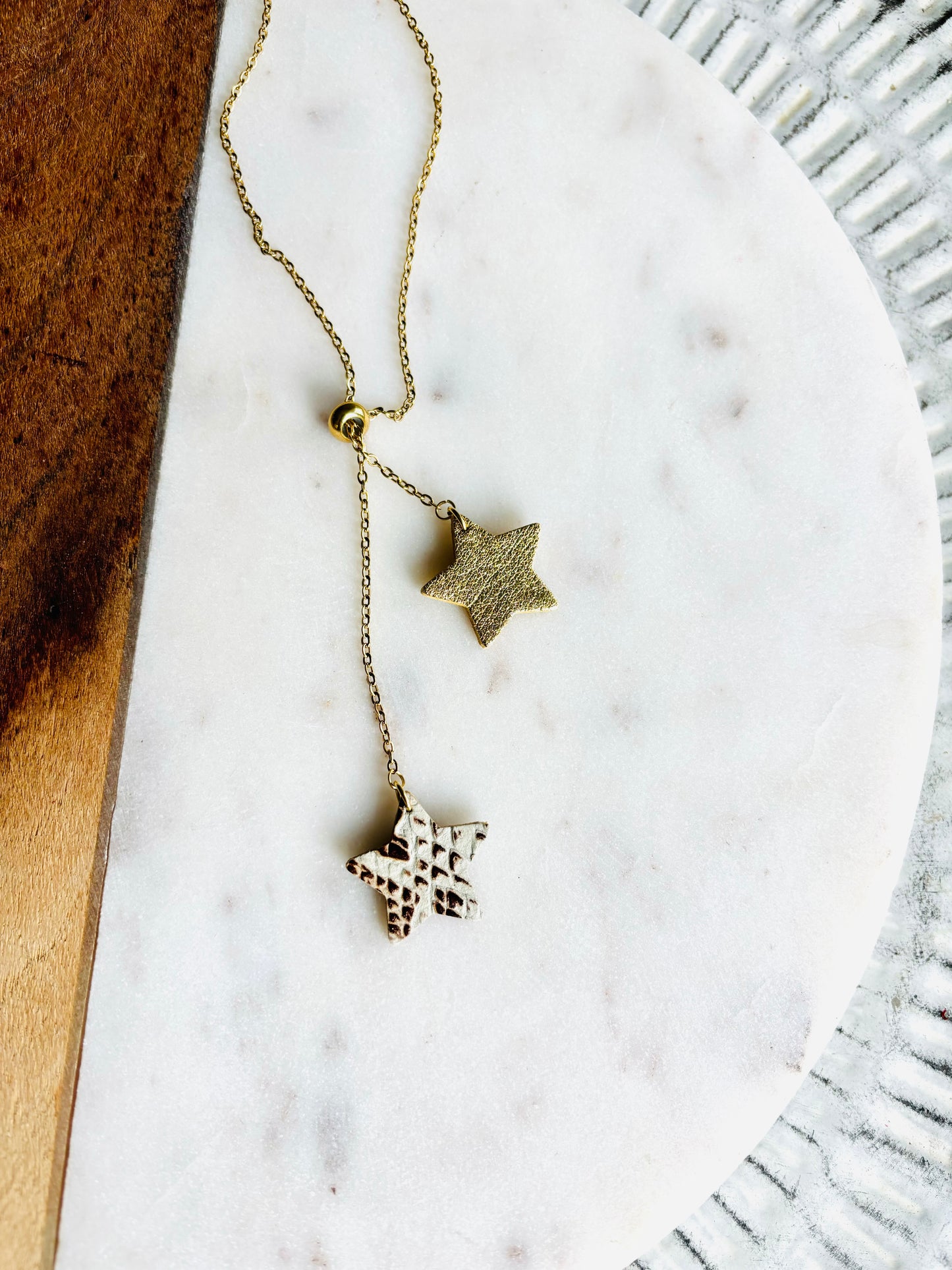 LEATHER STARS NECKLACE