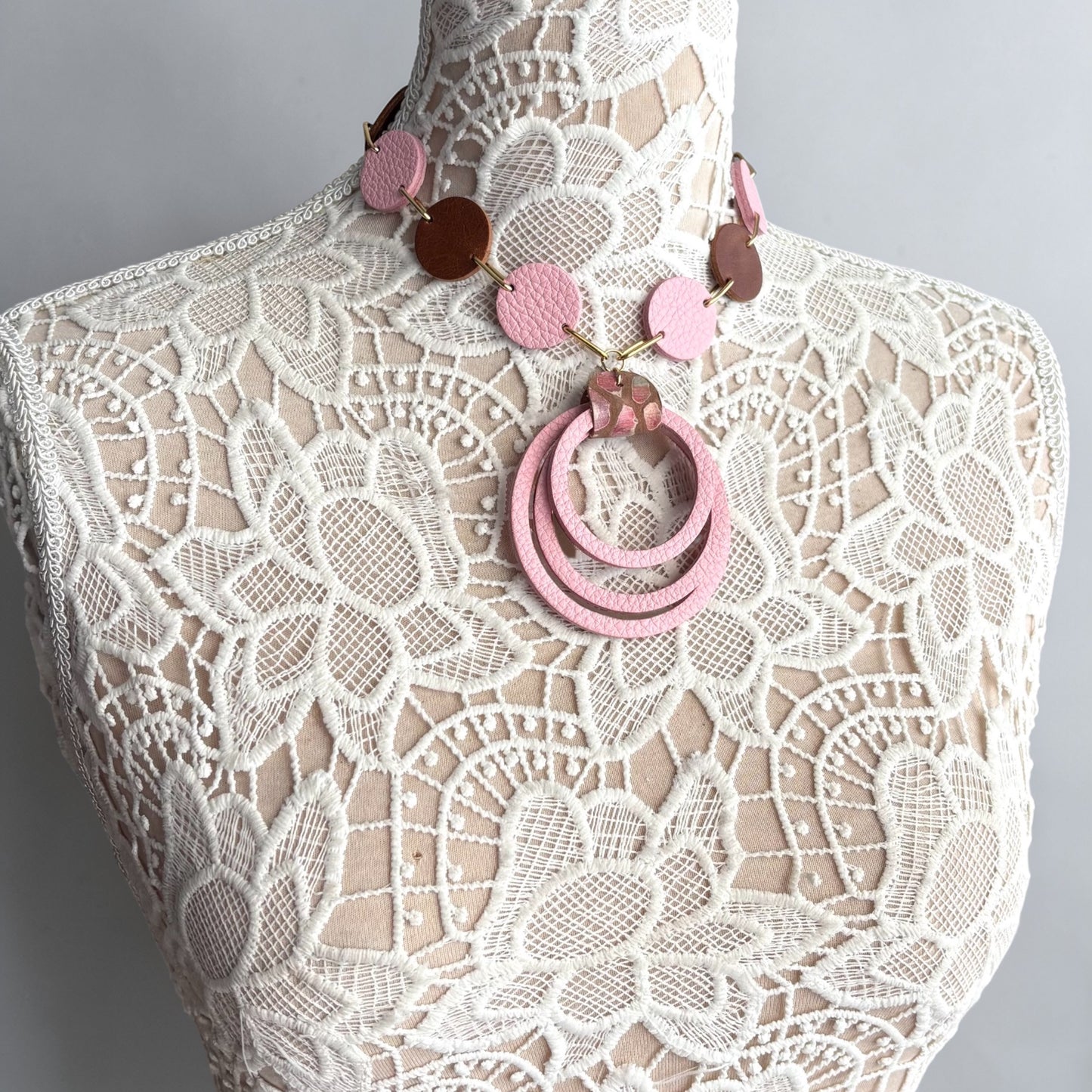 LEATHER CIRCLES NECKLACE