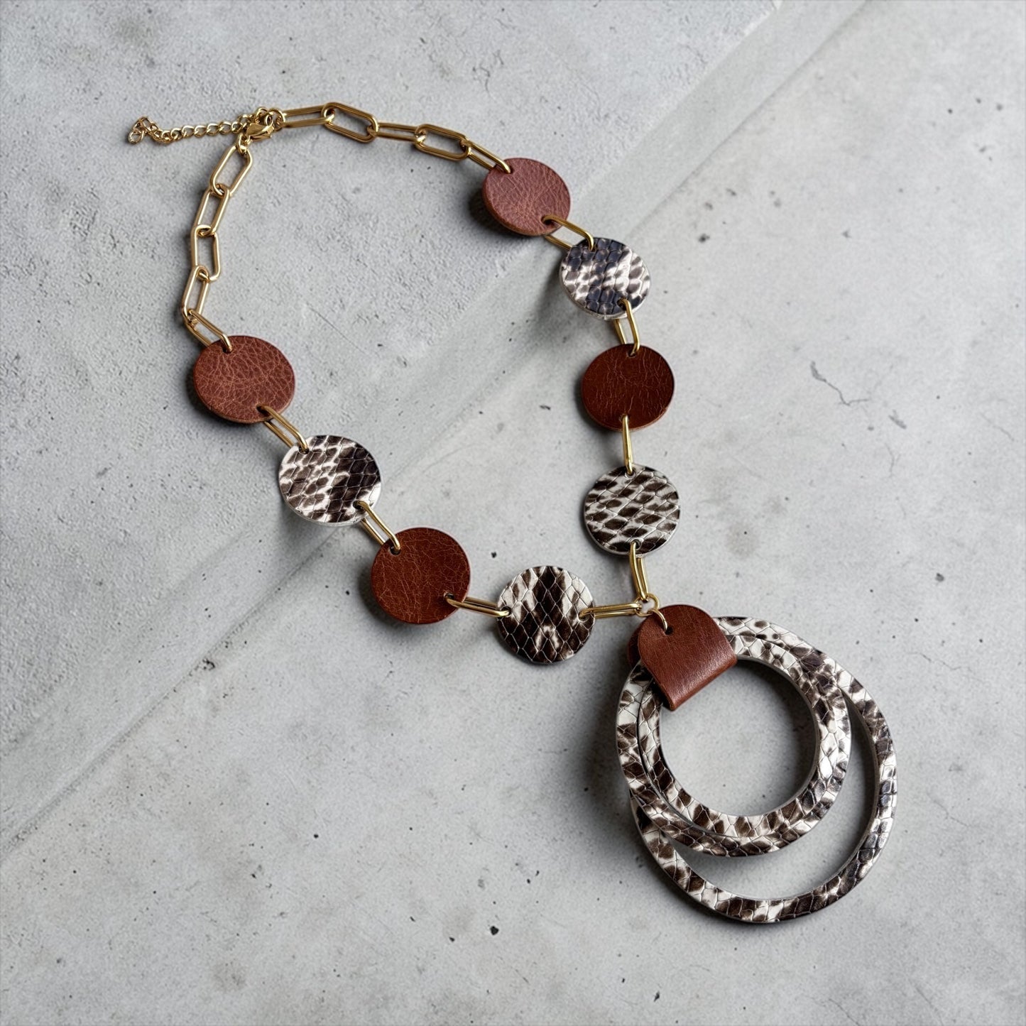 LEATHER CIRCLES NECKLACE