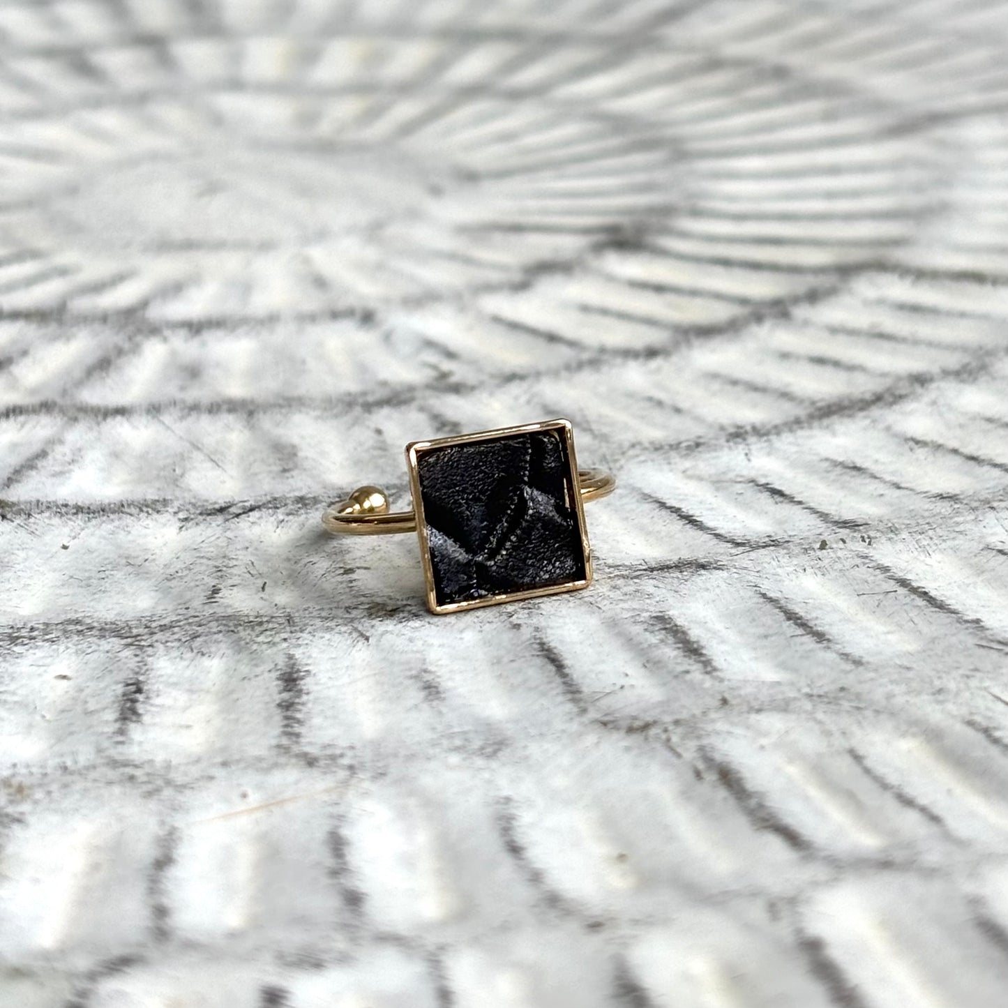SMALL SQUARE LEATHER RING