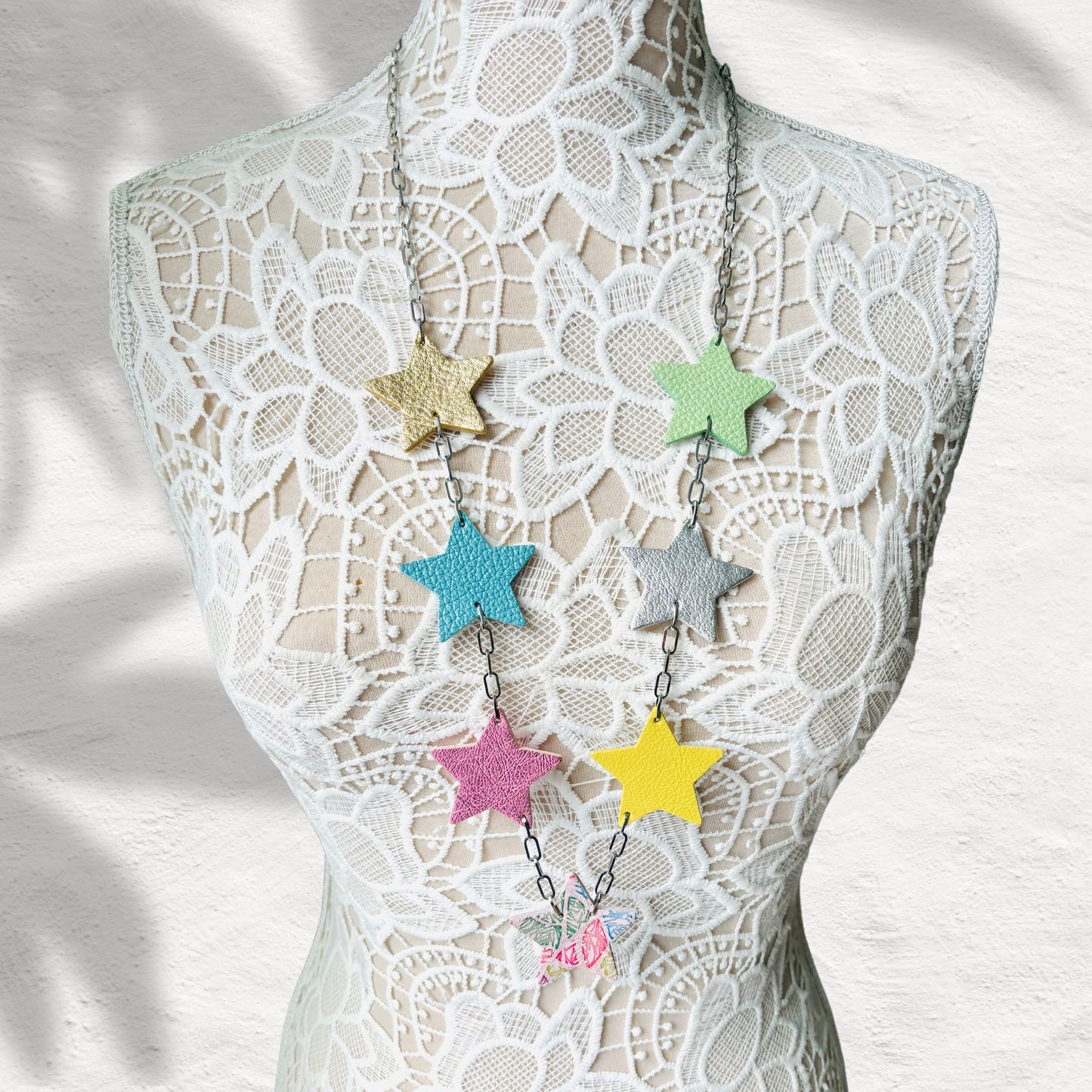 LEATHER STARS NECKLACE