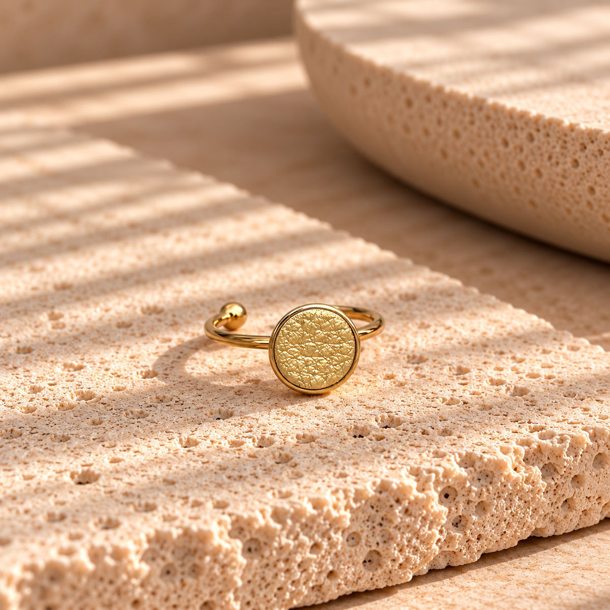 SMALL ROUND LEATHER RING