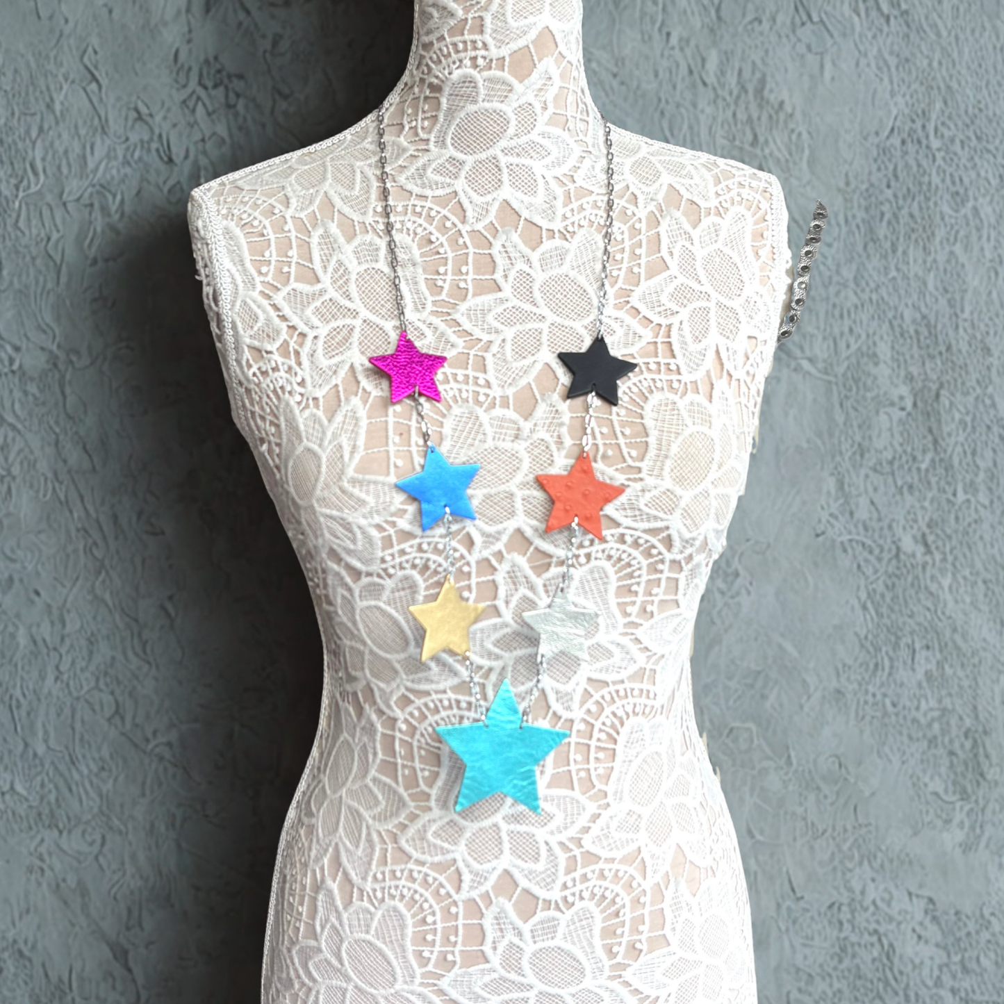 LEATHER STARS NECKLACE