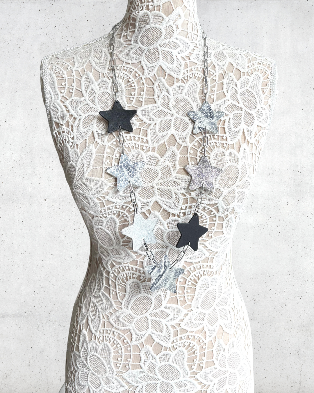 LEATHER STARS NECKLACE