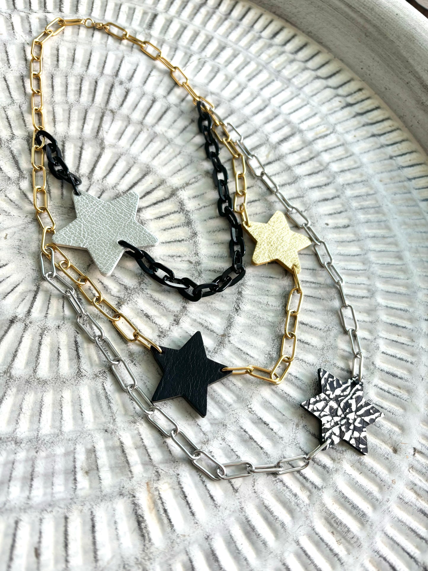 LEATHER STARS NECKLACE