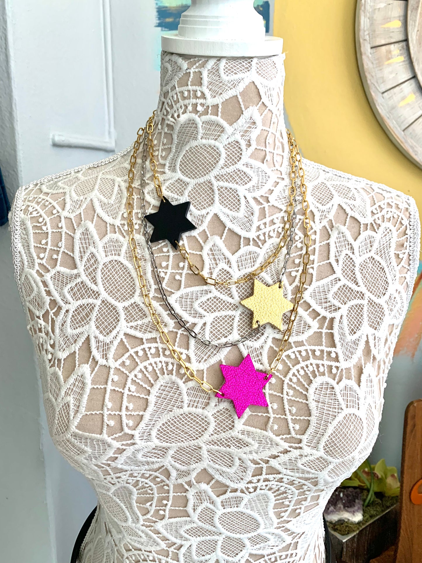 LEATHER STARS NECKLACE